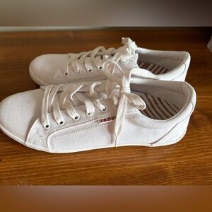 Taos STAR canvas shoes. White. Size 9.
